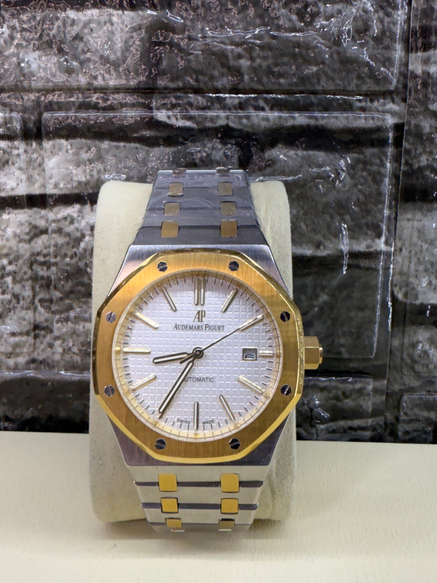 AUDEMARS PIGUET ROYAL OAK SELFWINDING YELLOW GOLD SILVER DIAL RARE 15400SR.OO.1220SR.01 | – | 41MM